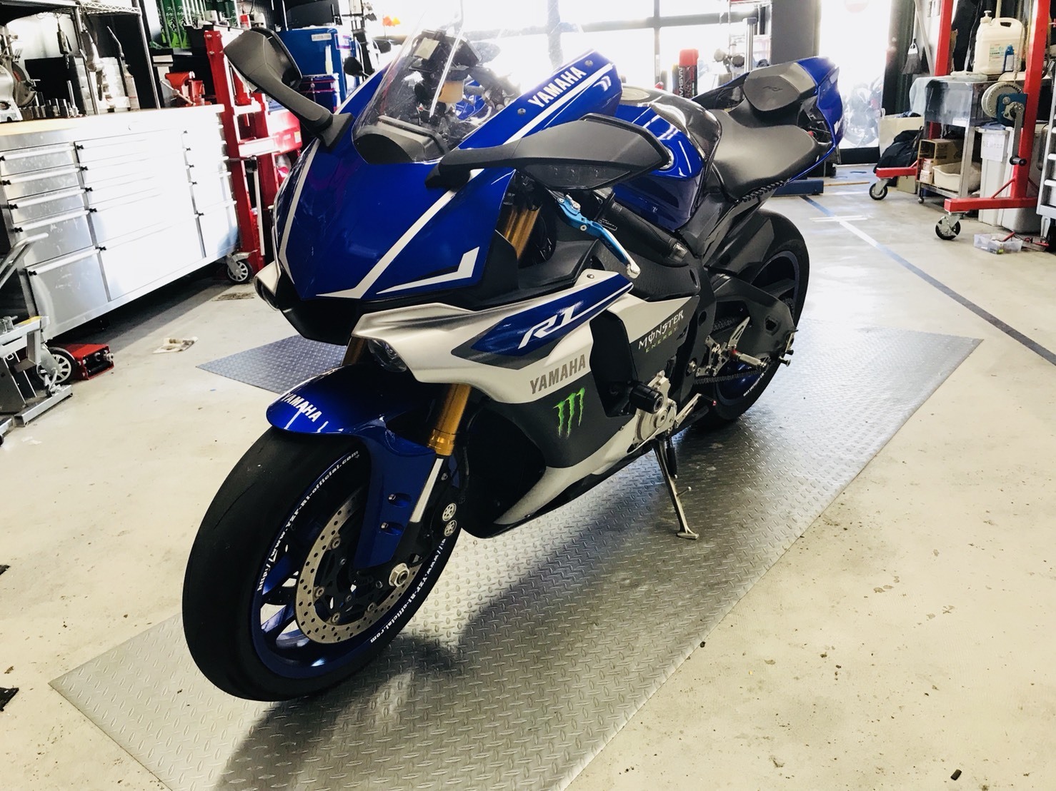 YAMAHA YZF-R1］DUNLOP α-14の前後タイヤ交換！！: ナップス 東大阪店