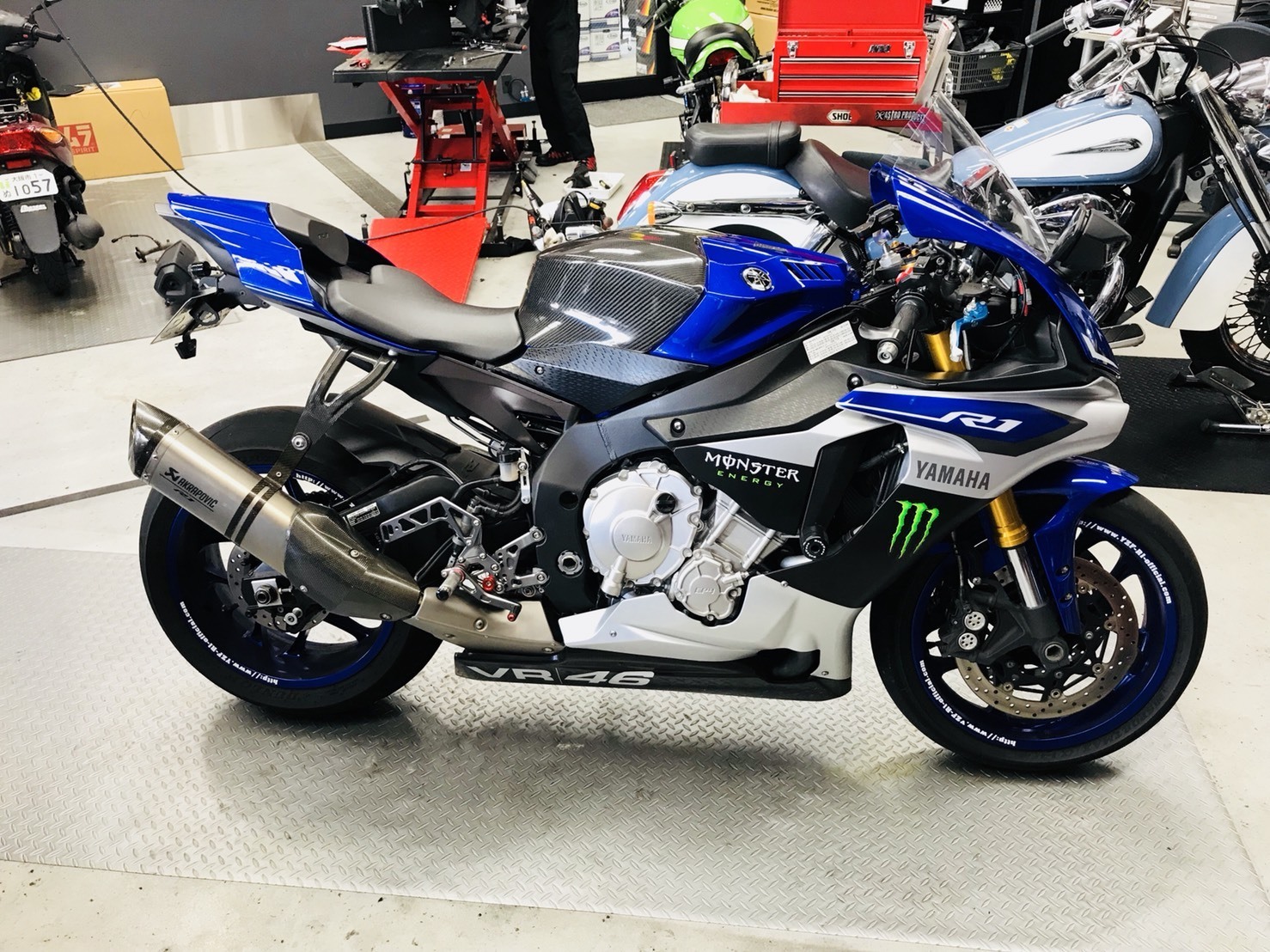 YAMAHA YZF-R1］DUNLOP α-14の前後タイヤ交換！！: ナップス 東大阪店