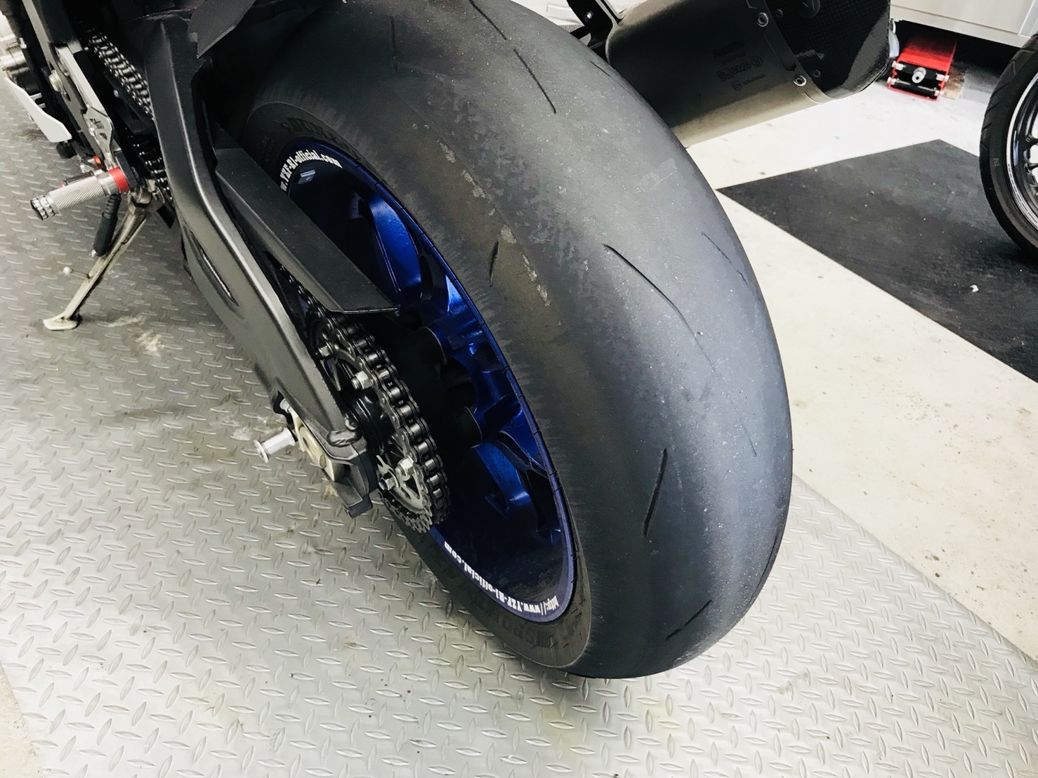 YAMAHA YZF-R1］DUNLOP α-14の前後タイヤ交換！！: ナップス 東大阪店